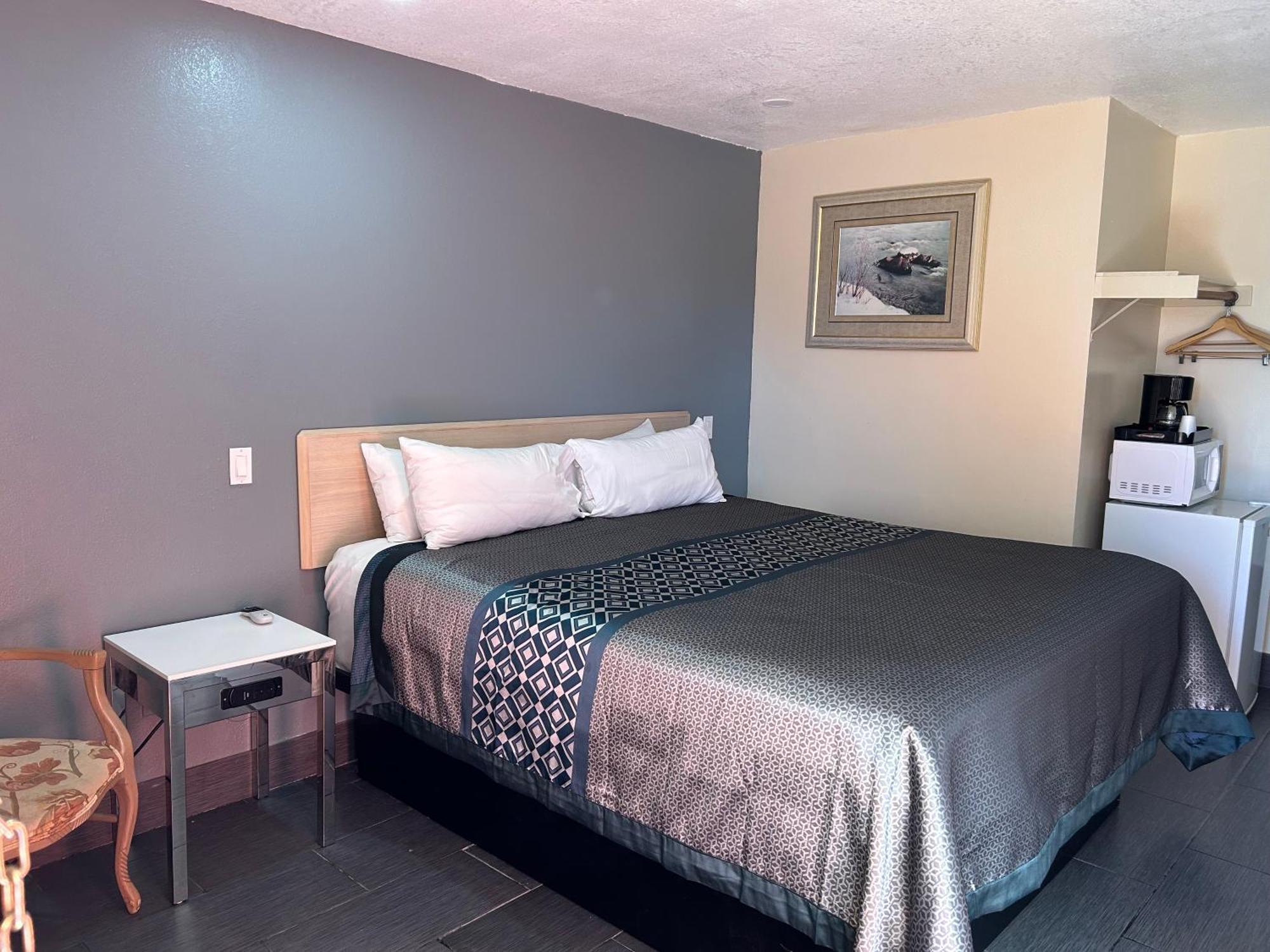 California Inn Hotel And Suites Adelanto Us 395 Экстерьер фото