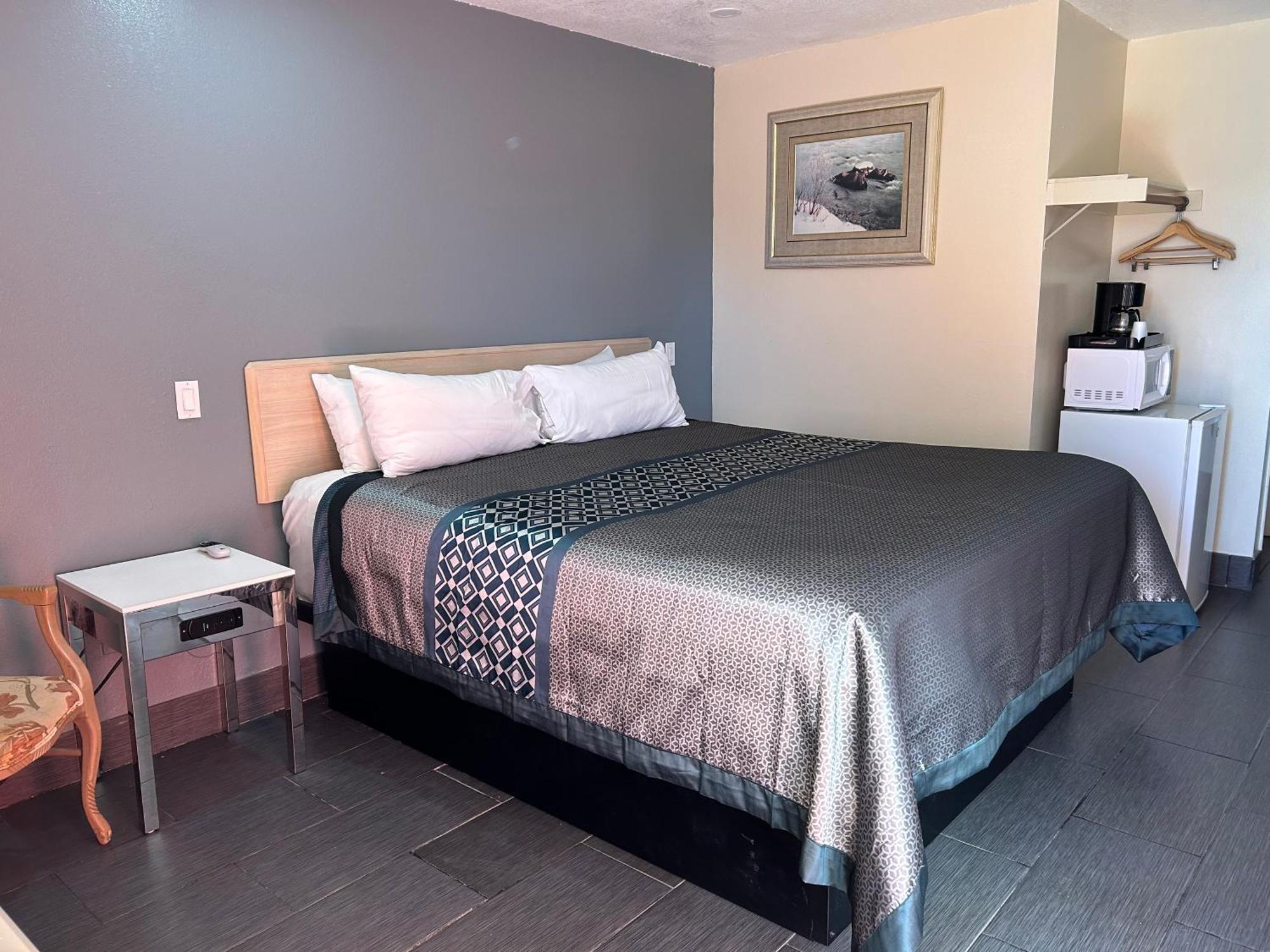 California Inn Hotel And Suites Adelanto Us 395 Экстерьер фото