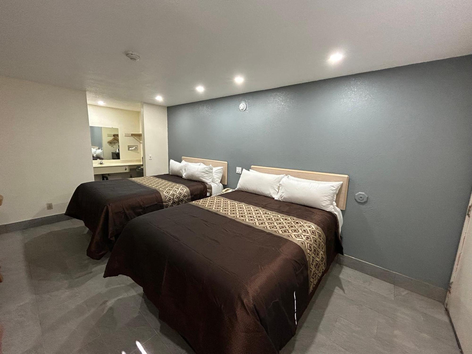 California Inn Hotel And Suites Adelanto Us 395 Экстерьер фото