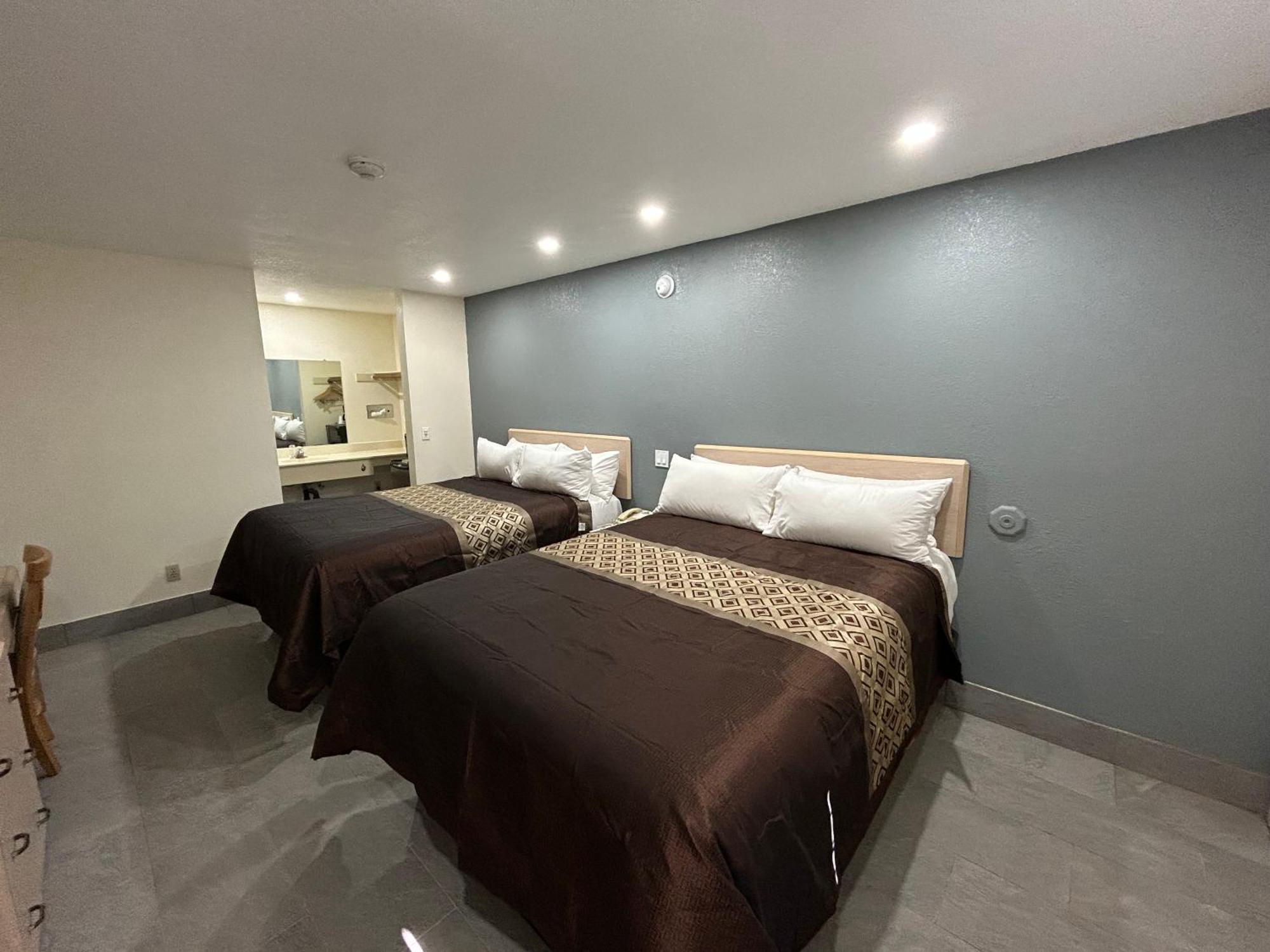 California Inn Hotel And Suites Adelanto Us 395 Экстерьер фото