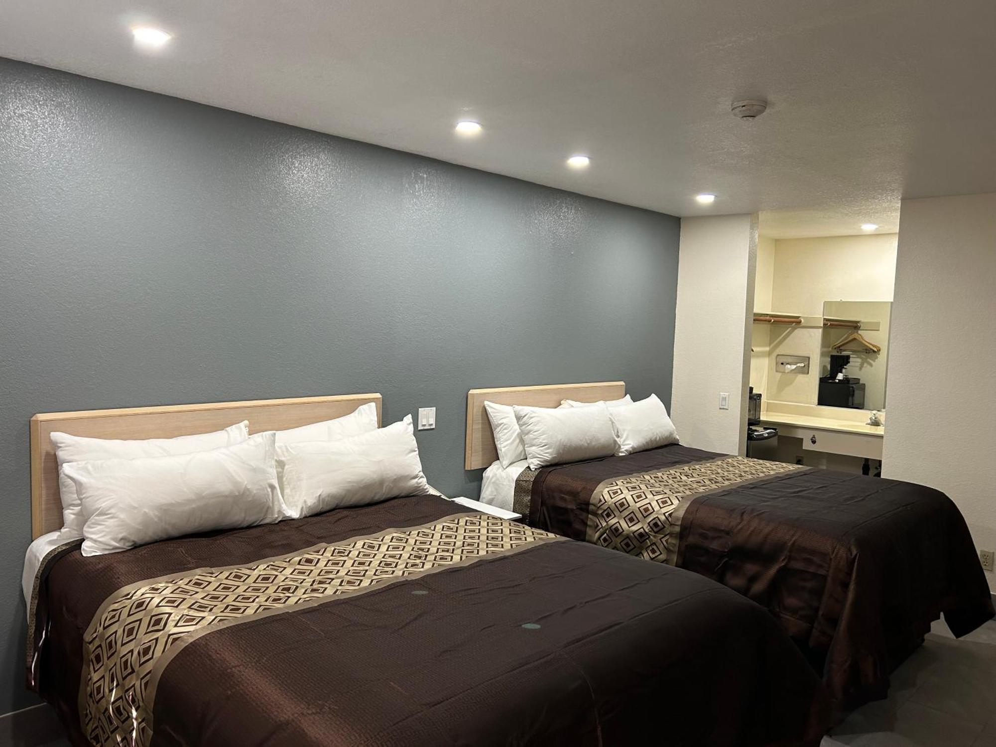 California Inn Hotel And Suites Adelanto Us 395 Экстерьер фото