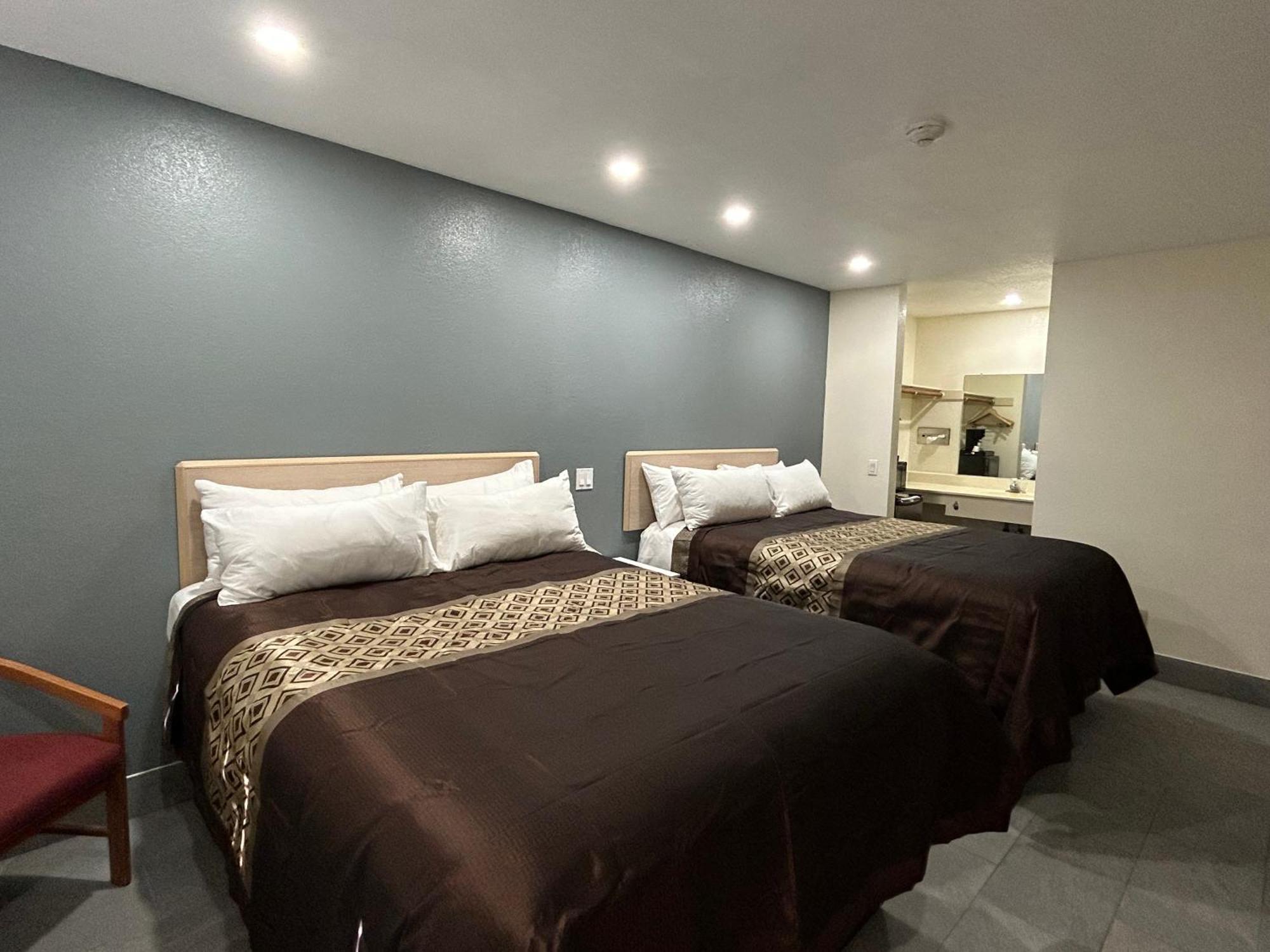 California Inn Hotel And Suites Adelanto Us 395 Экстерьер фото