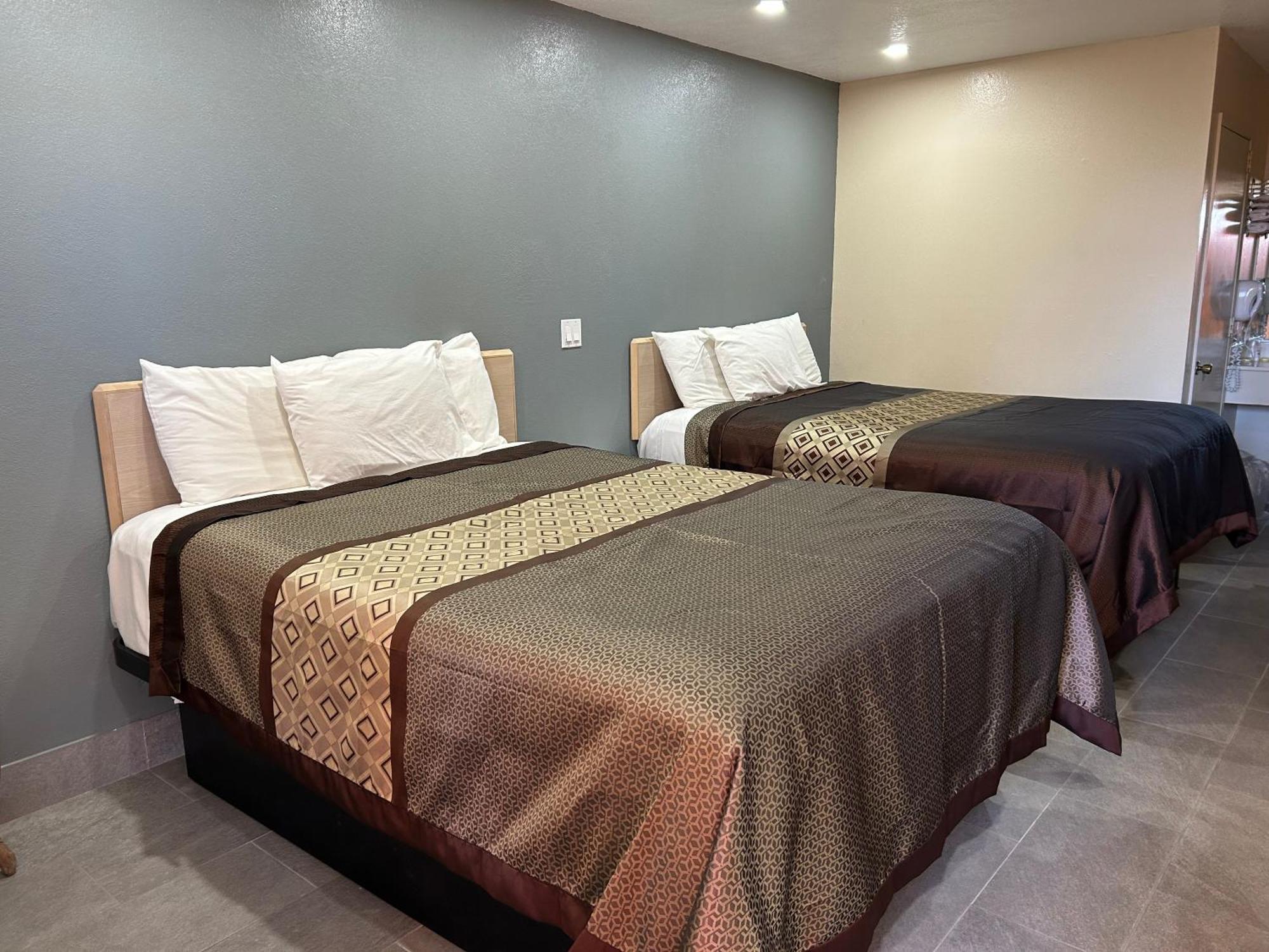 California Inn Hotel And Suites Adelanto Us 395 Экстерьер фото