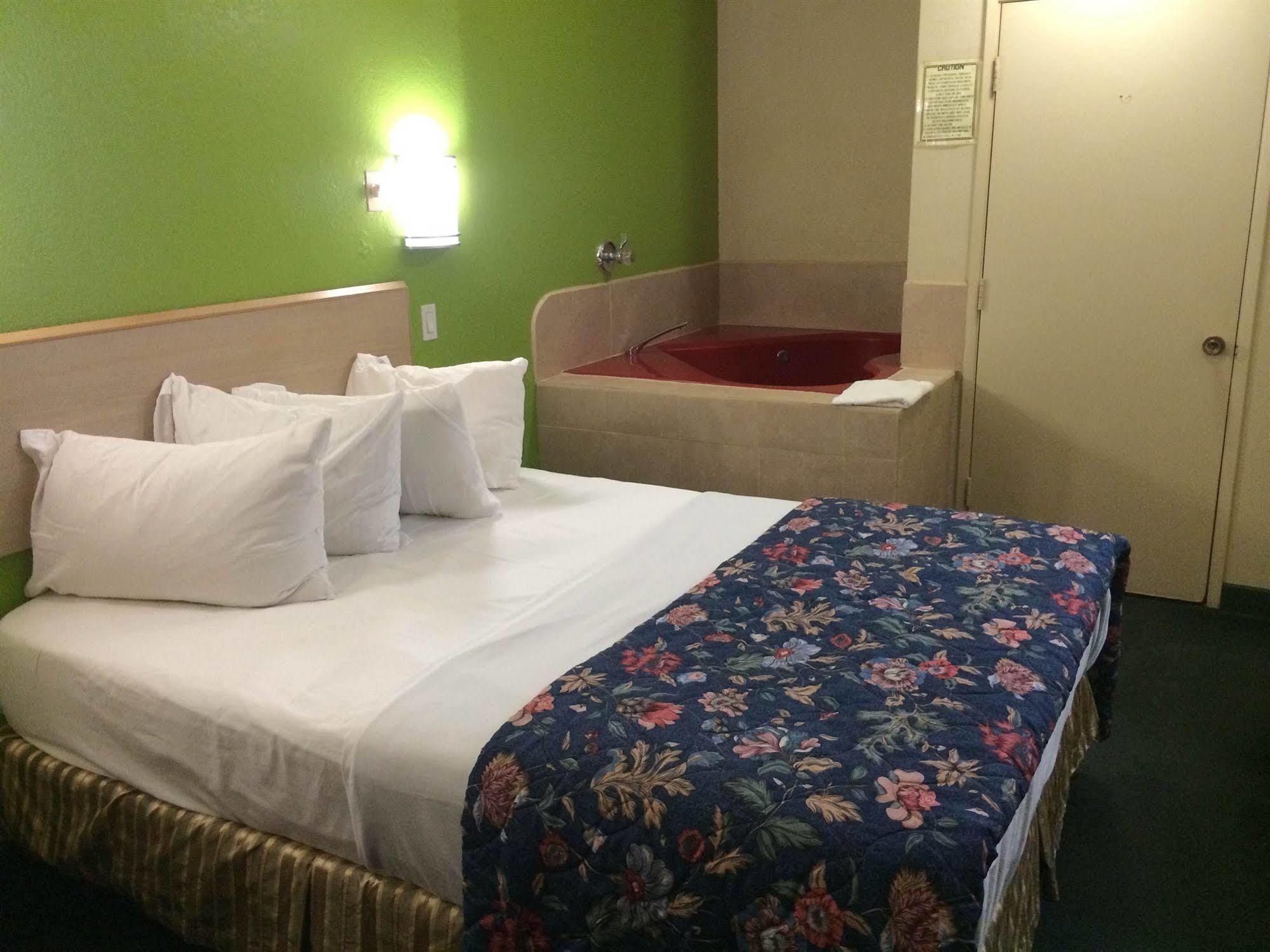 California Inn Hotel And Suites Adelanto Us 395 Экстерьер фото