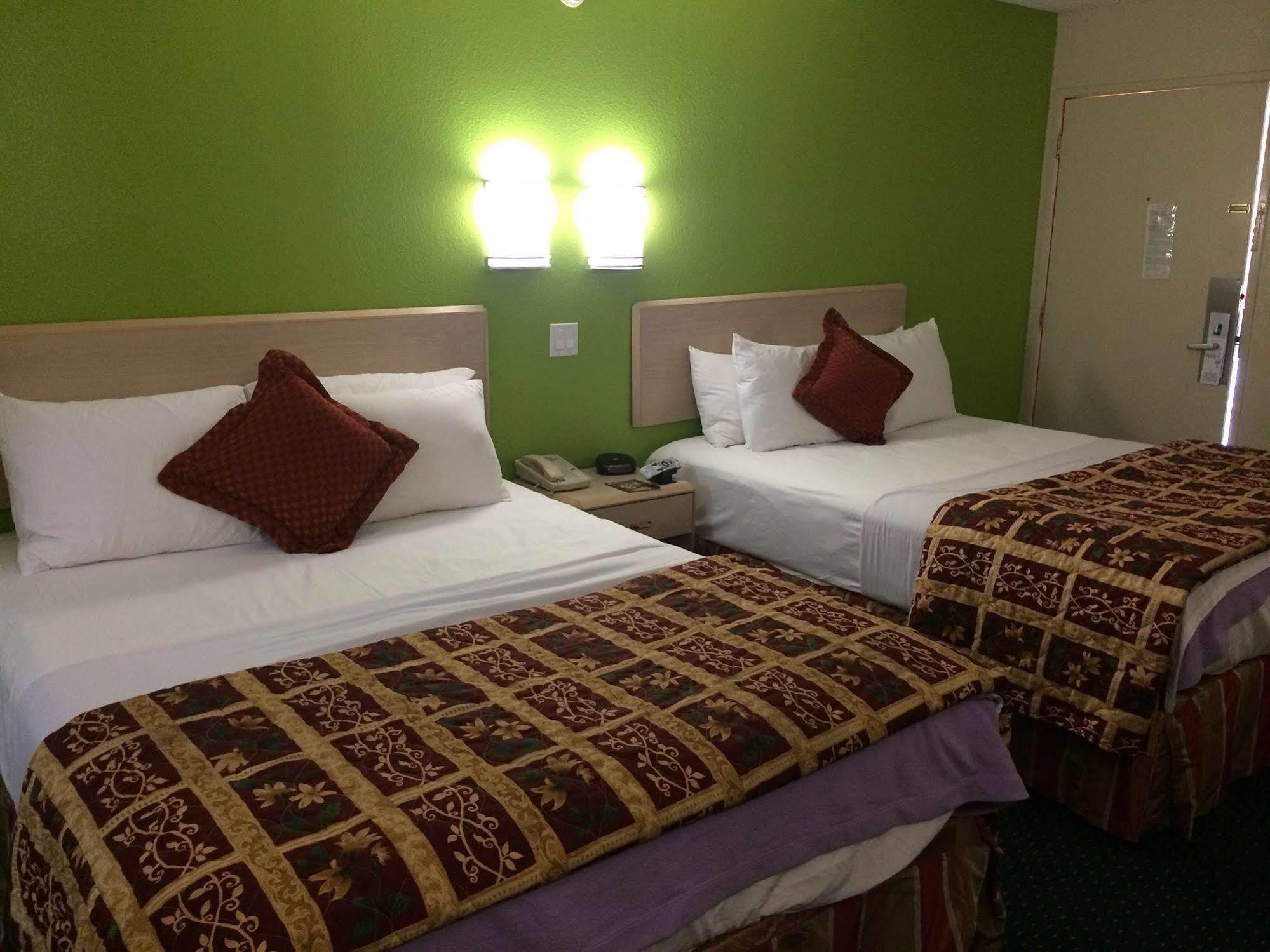 California Inn Hotel And Suites Adelanto Us 395 Экстерьер фото