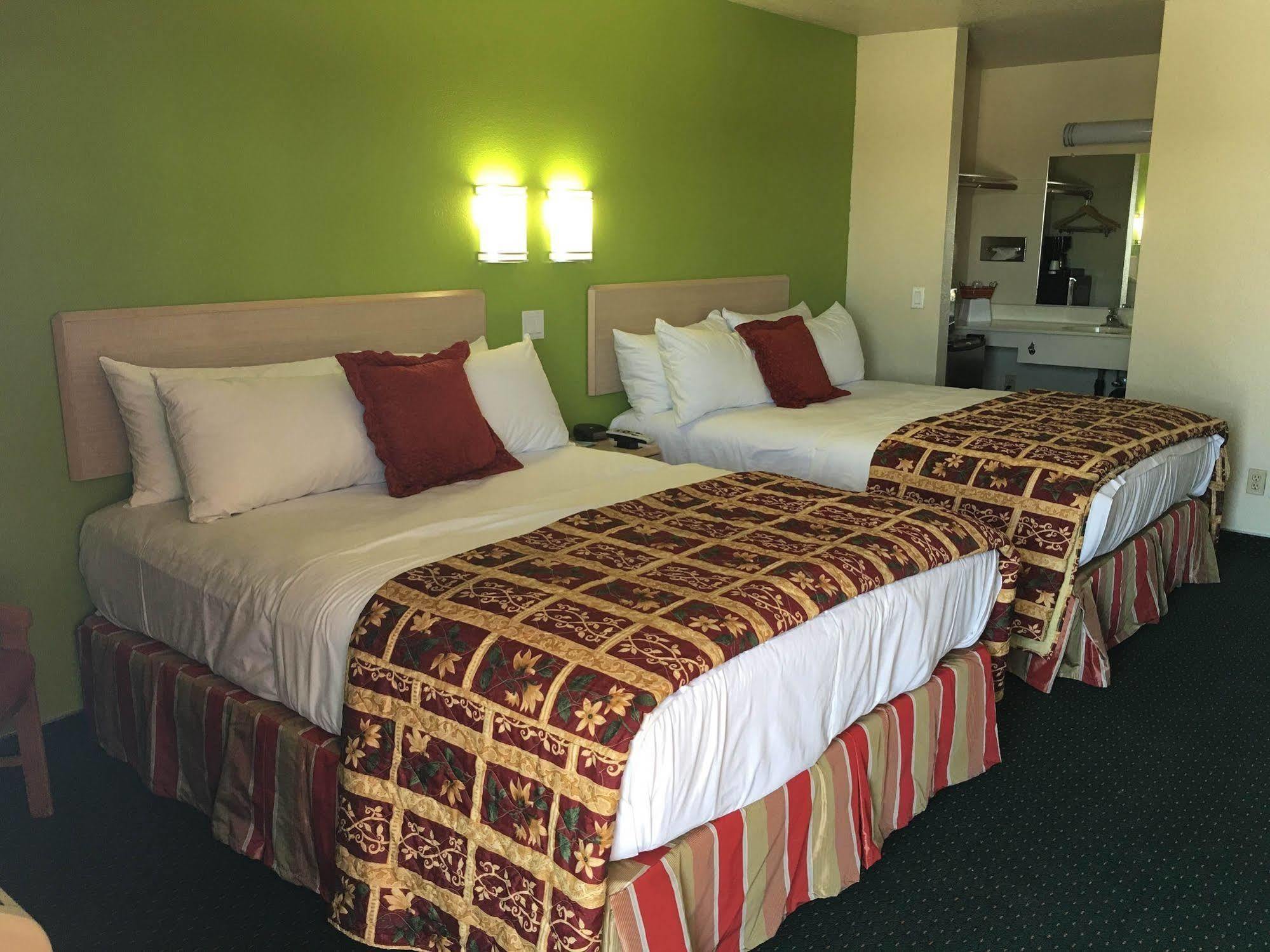 California Inn Hotel And Suites Adelanto Us 395 Экстерьер фото
