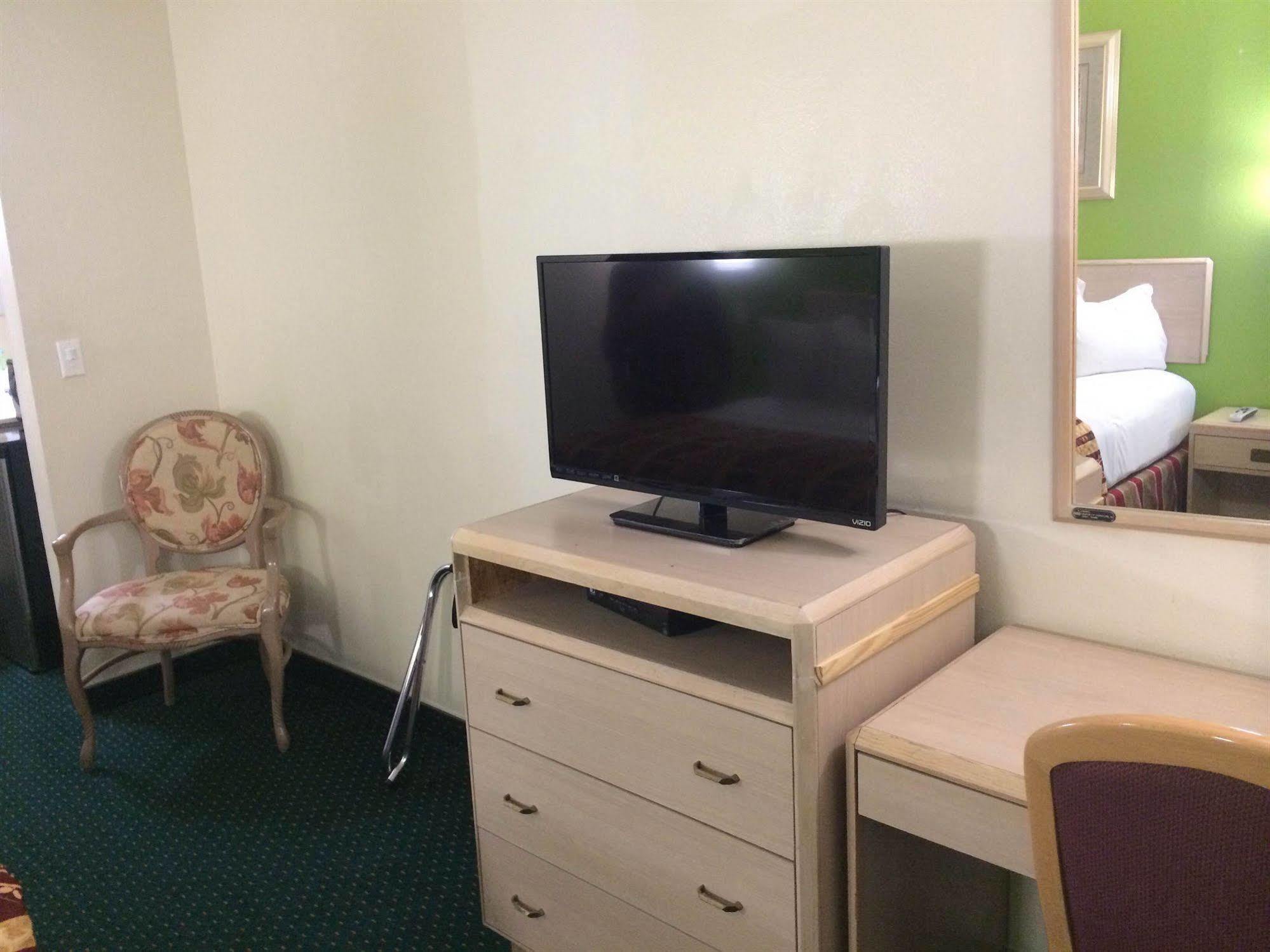 California Inn Hotel And Suites Adelanto Us 395 Экстерьер фото